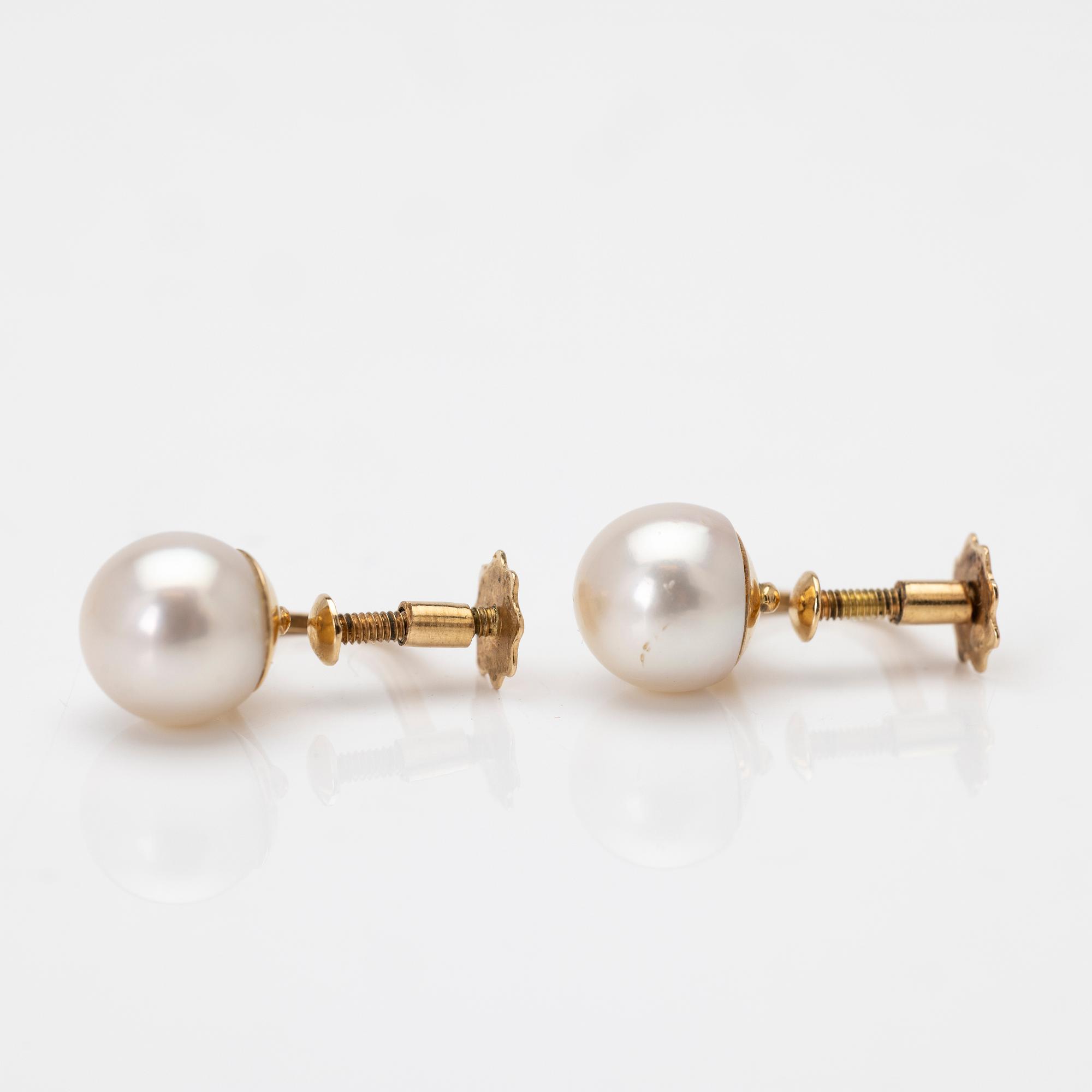 A pair of 18K gold earrings with cultured pearls.