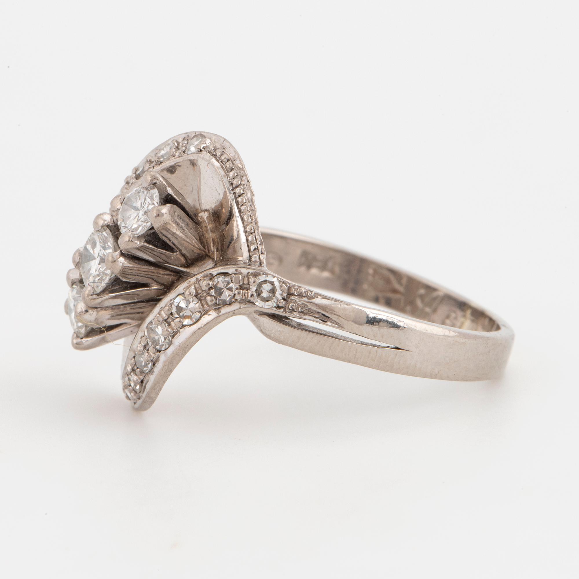 18K white gold and brilliant-cut diamonds.