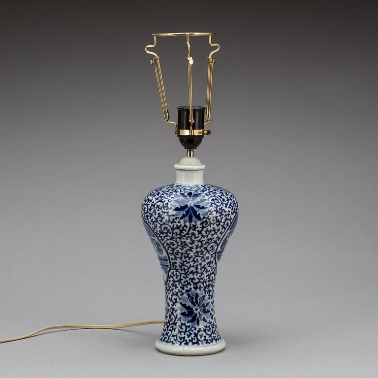 BORDSLAMPA. porslin, Kina, 1900-tal.