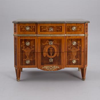 A SWEDISH CHEST OF DRAWERS, gustavian style, middle of the 19th century.