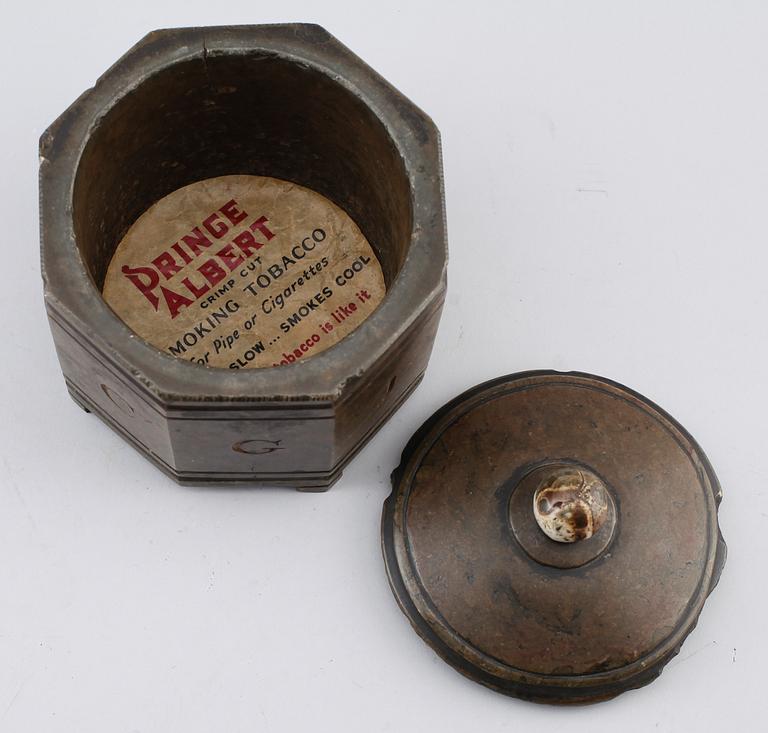 TOBAKSBURK, kalksten, 1800-talets första hälft.