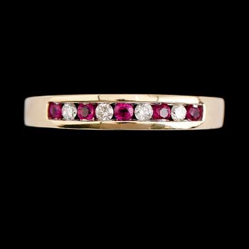 RING, 9 k guld, med 5 röda stenar och 4 briljantslipade diamanter. Total vikt ca 3 gram.