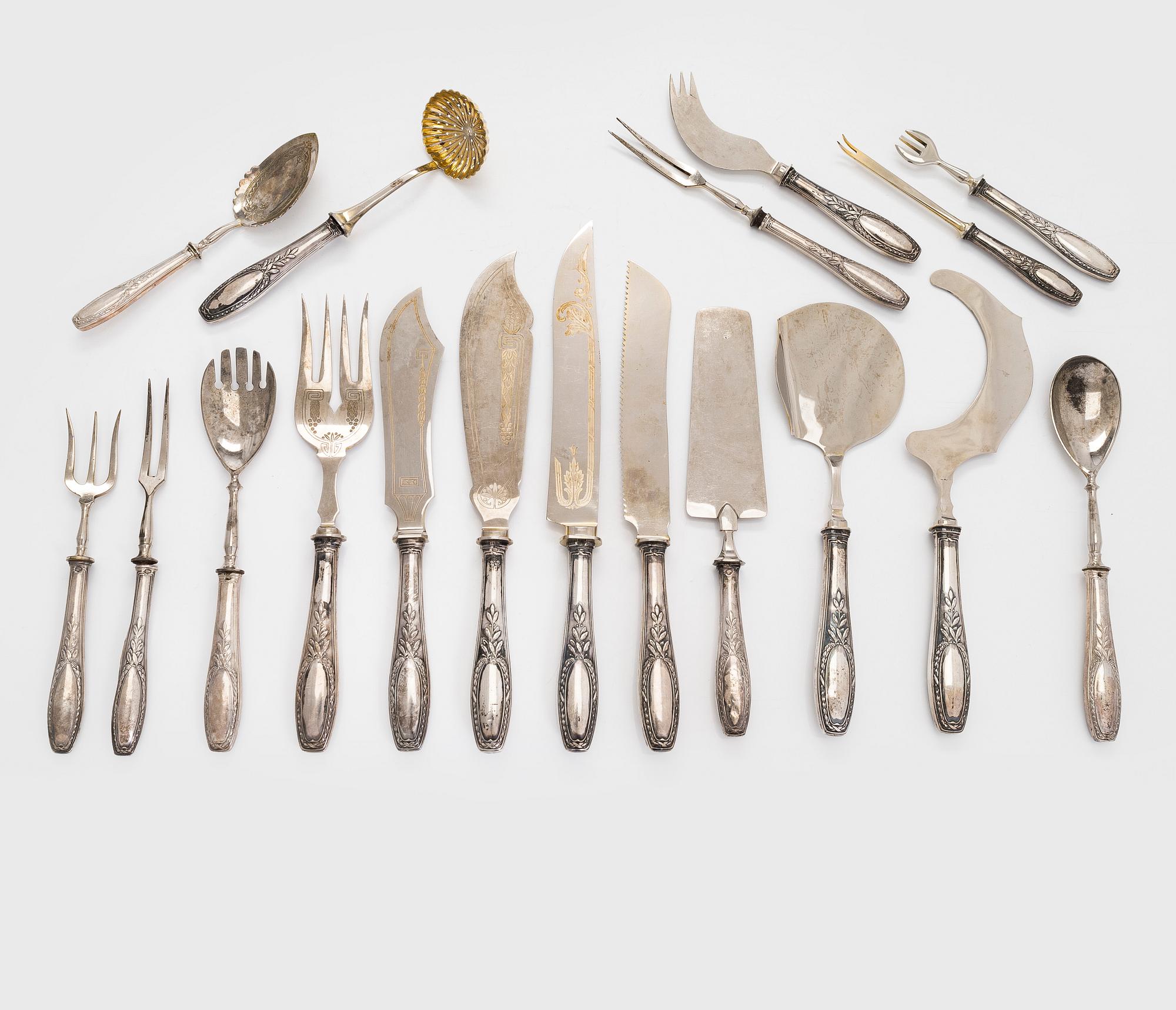 A 16-piece set of serving cutlery, silver handles with steel blades, Russian import marks, Riga 1908-1926.