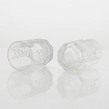 Timo Sarpaneva, prototyyppejä, pulloja 4 kpl ja snapsilaseja, 6 kpl valmistettu Karhulan/Iittalan lasitehtaalla 1976.