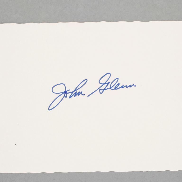AUTOGRAFER AV ASTRONAUTER, 4 st, bla Neil Armstrong och Buzz Aldrin, egenhändiga.