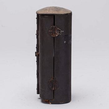 ZUSHI, trä och metall, Japan, 1900-talets början.