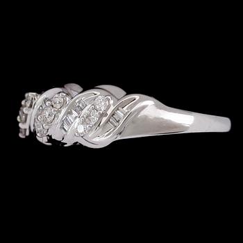 RING, 10 k vitguld, briljant- och baguettslipade diamanter tot 0.38 ct.