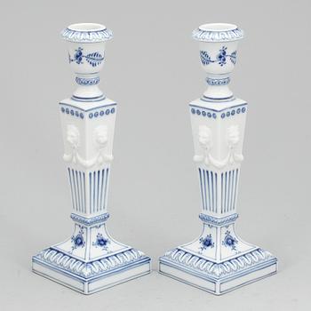 LJUSSTAKAR, ett par, porslin, "Musselmalet", Royal Copenhagen, 1900-talets andra hälft.