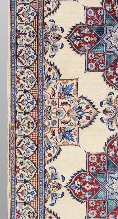 A part silk Nain runner, part silk, so-called 9LAA, approx. 300 x 99 cm.