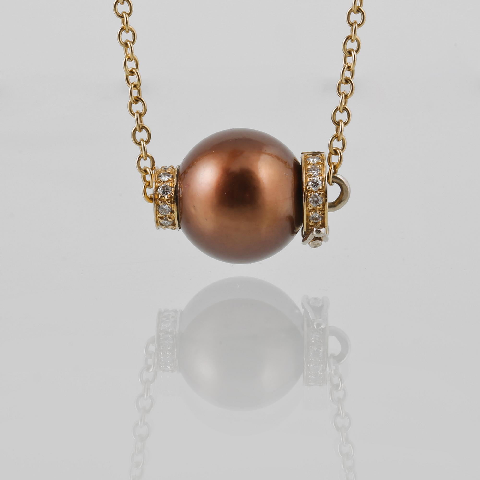 HÄNGE, 18K guld med odlad Tahiti-pärla  och briljantslipade diamanter 0.11 ct. Vikt 9,2 gram.