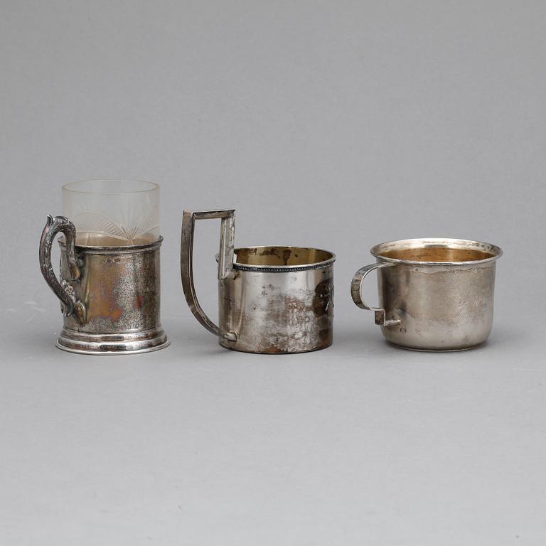 TEGLASHÅLLARE SAMT MUGG, 3 delar, silver, otydliga stämplar, Lettland 1922 - 1939. Tot vikt ca 205 gram.