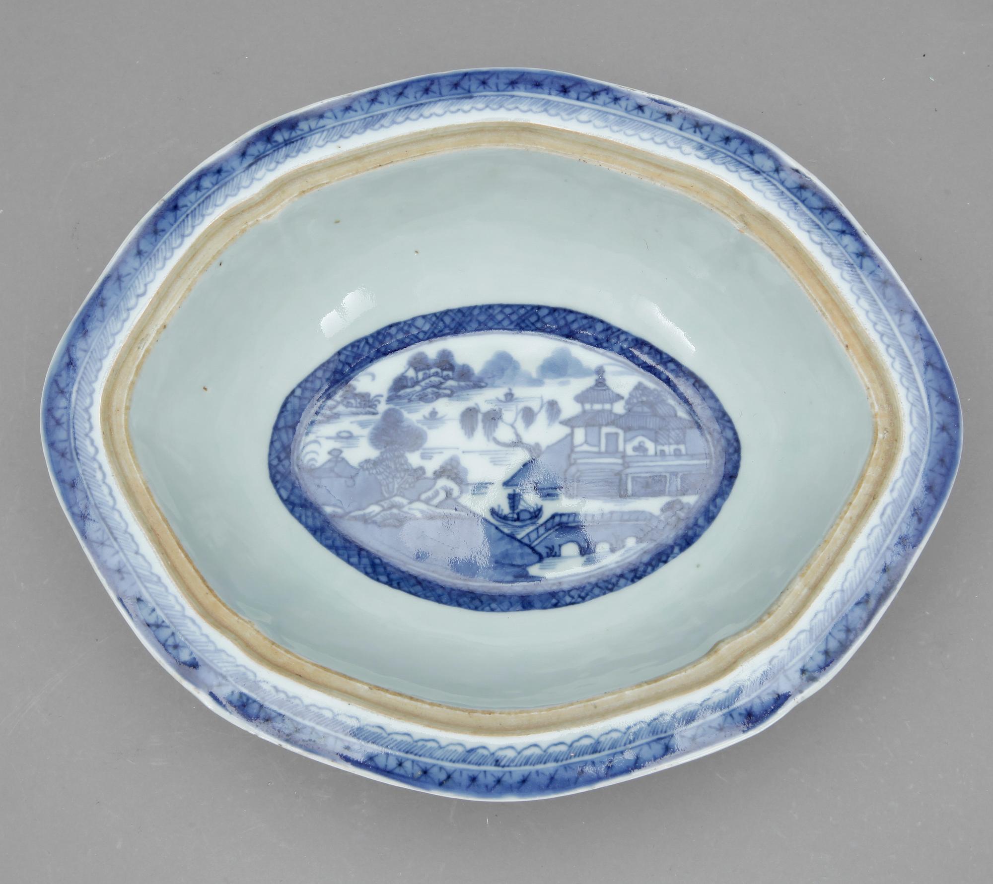 KAROTT, porslin, Kina, Jiaqing (1796-1820).
