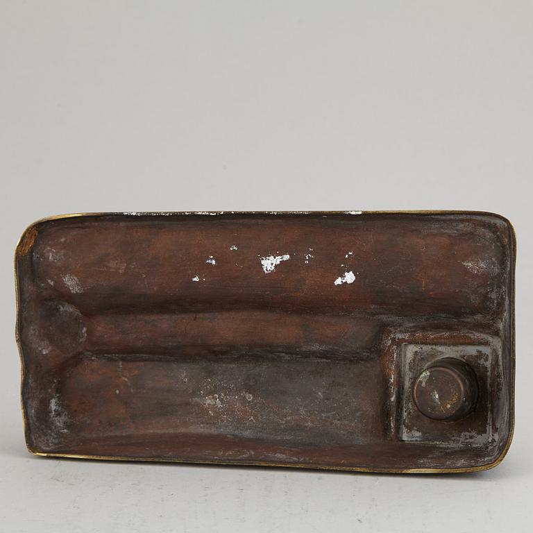 SKRIVBORDSUPPSATS, patinerad mässing. Sekelskifte 1900.