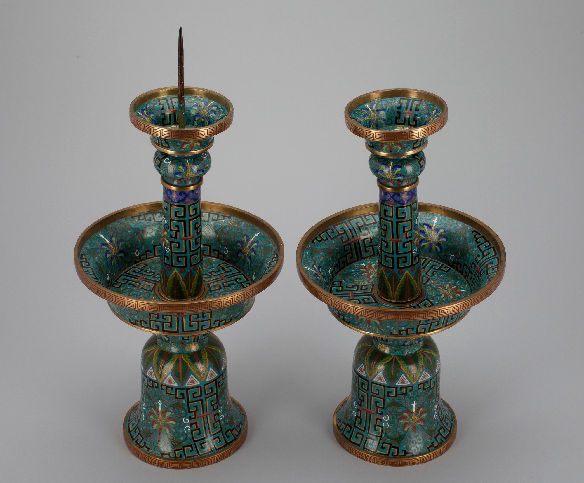 LJUSSTAKAR ETT PAR, cloisonné emalj, Kina 1910-1930, signerade Lao Tian Li.