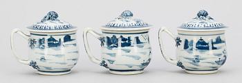 CREMEKOPPAR, 3 st, porslin, Kina, 1800-talets första hälft.