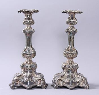 LJUSSTAKAR, ett par, nysilver, nyrokoko, 1800-talets slut.
