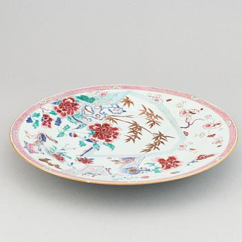 A large famille rose export porcelain dish, Qing dynasty, Yongzheng.