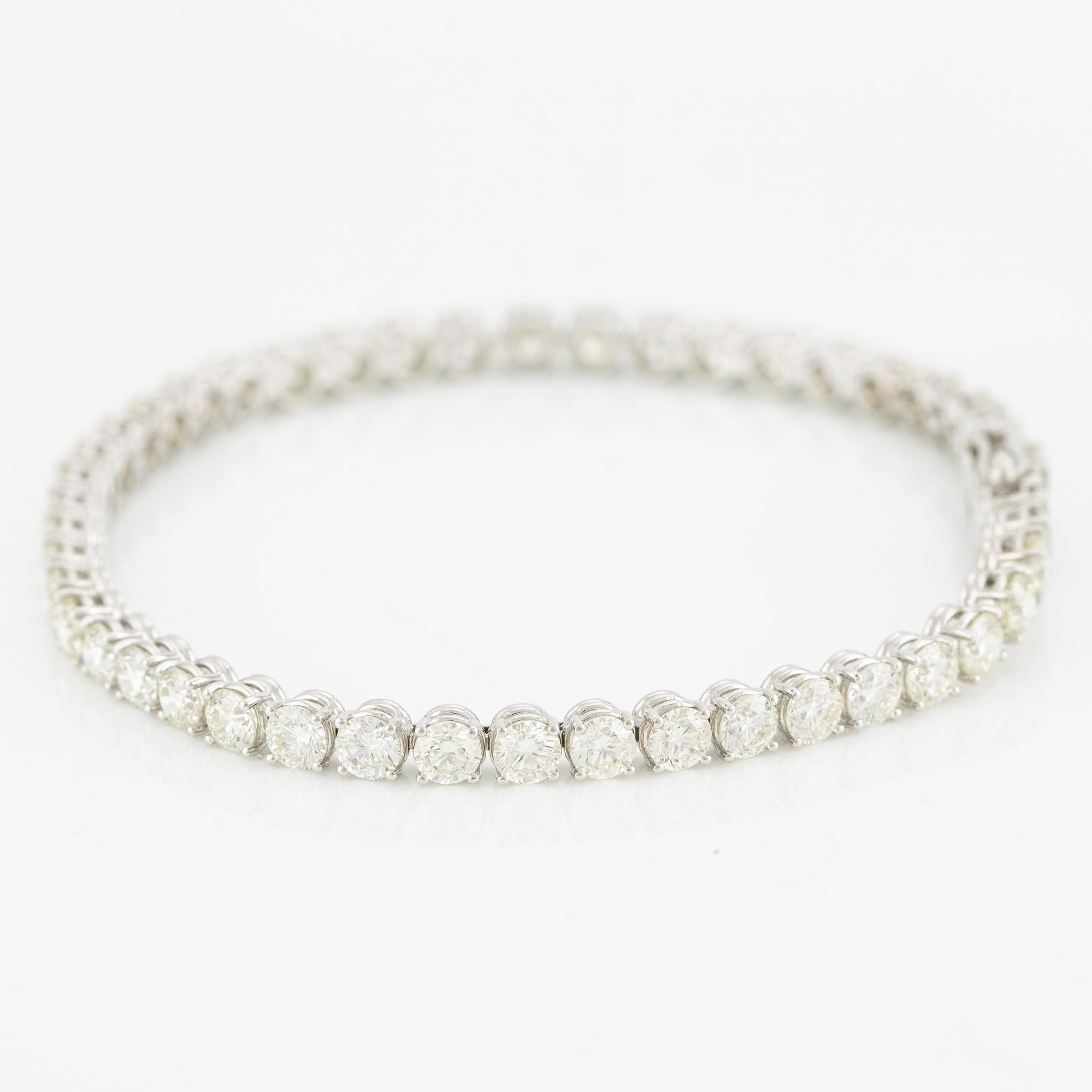 Tennis bracelet with brilliant-cut diamonds.