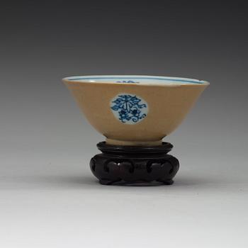 A blue and white and "café au lait" cup, Qing dynasty, Yongzheng (1723-36).