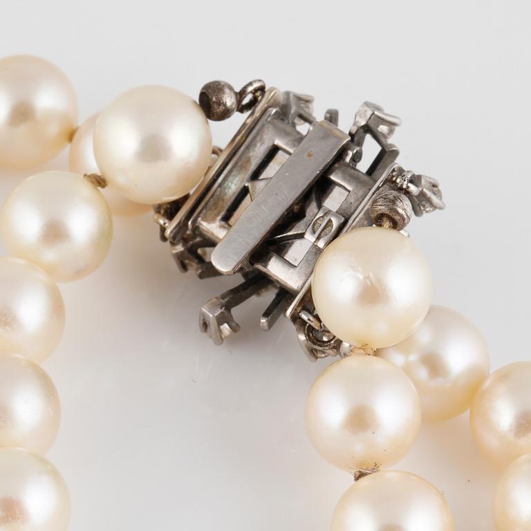 COLLIER, odlade pärlor med lås i 18K vitguld med briljantslipade diamanter ca 0.75 ct, utländska stämplar.