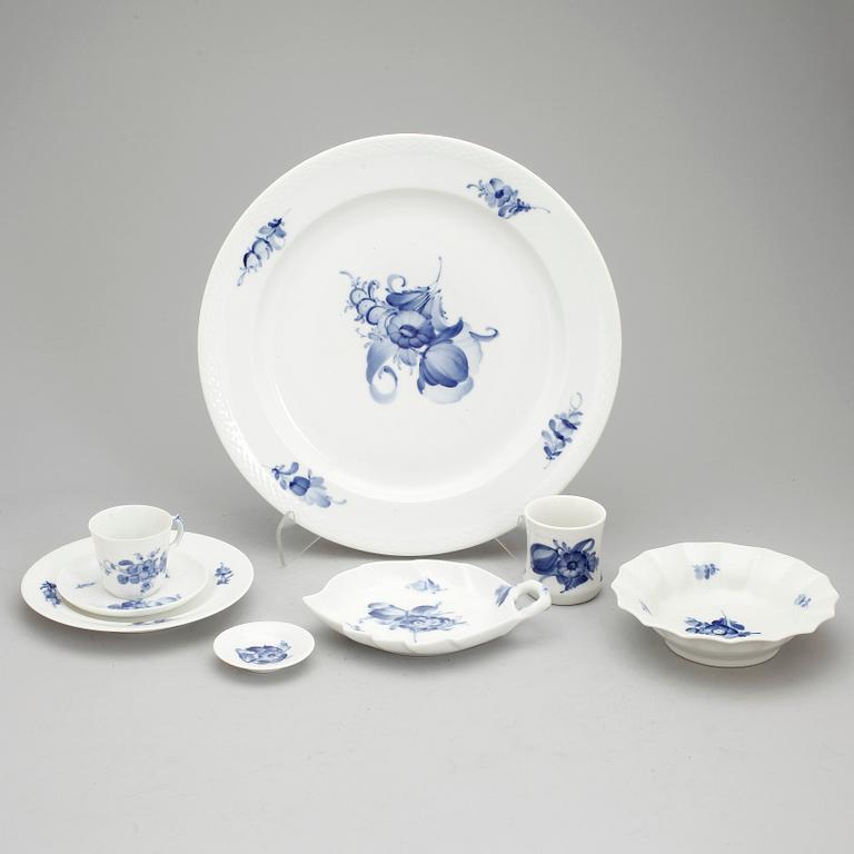 KAFFESERVIS, porslin, 
33 delar, "Blå Blomst", Royal Copenhagen.