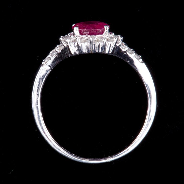 RING, 9k vitguld, med små briljantslipade diamanter samtfasettslipad rubin. Vikt ca 2 g.