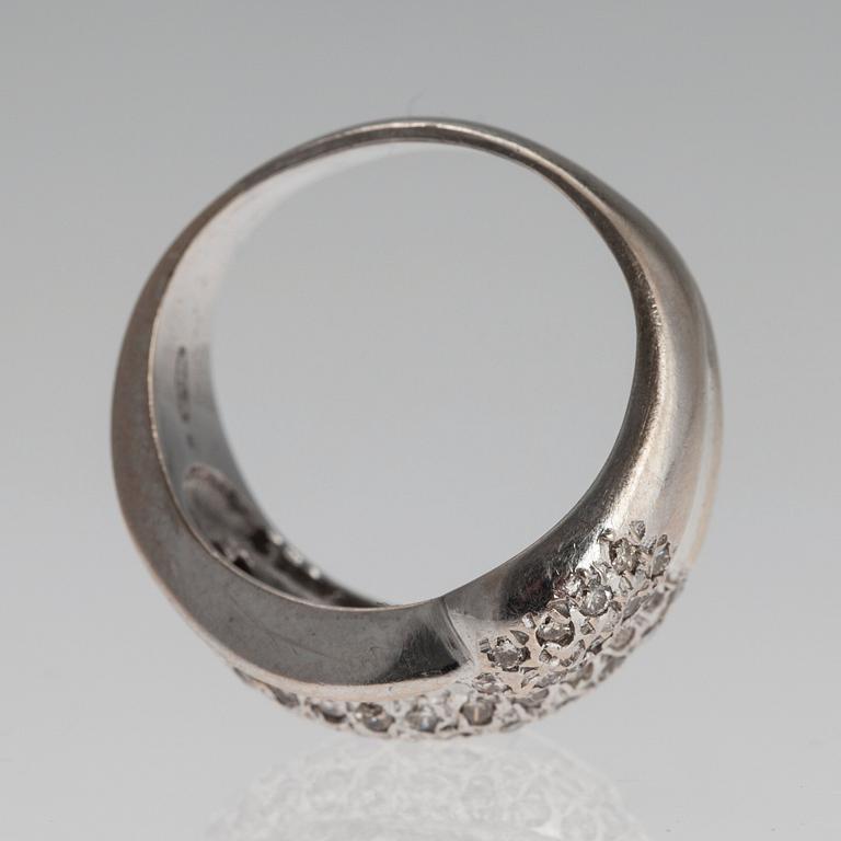 RING, 18K vitguld. Briljant- och baguetteslipade diamanter ca 1,40 ct. Storlek 16+. Vikt 8,4 g.