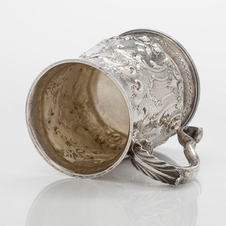 A George III sterling silver mug, maker's mark W.T,  London 1771.