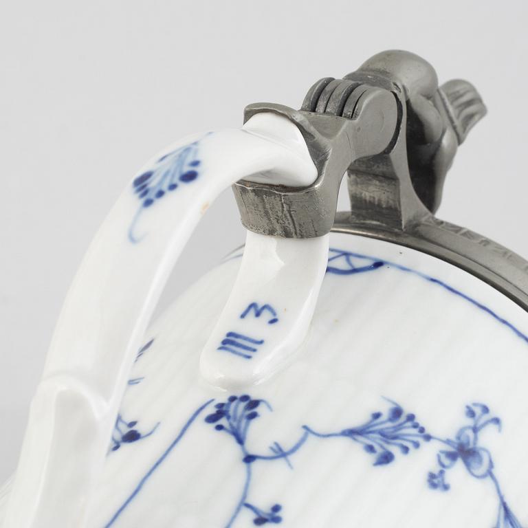 A 'Blue Fluted Plain' / 'Musselmalet rifflet' beer mug with pewter fittings, Royal Copenhagen, first part of the 19th c.