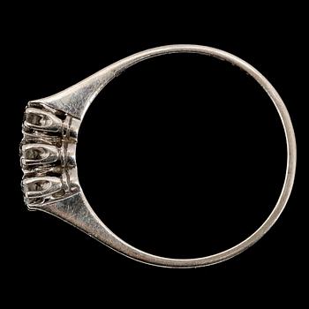 RING, 18k, med 3 briljanter, 1963.