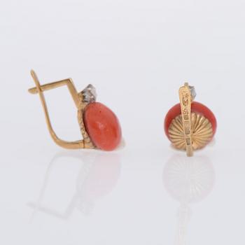 ÖRHÄNGEN, 14K guld samt silver, koraller tot. ca 7 ct, diamanter tot 0,15 ct, ryska stämplar. Tot vikt 4,3 g.
