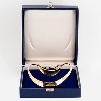 18K gold necklace and bracelet.