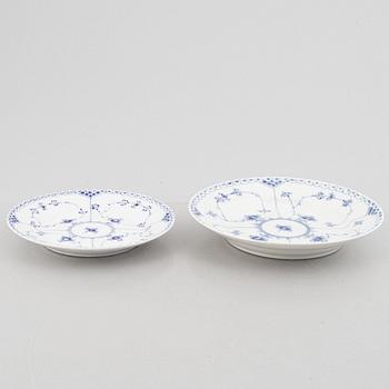 Royal Copenhagen, teservisdelar, porslin, 20 delar, "Musselmalet", halvblonde, Danmark, varierandeåldrar från 1900-talet.