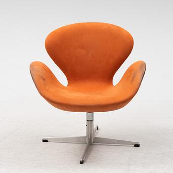 A 'Swan' swivel lounge chair by Arne Jacobsen, designed 1958.