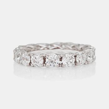 1217. RING, helallians, med briljantslipade diamanter totalt ca 3.75ct.