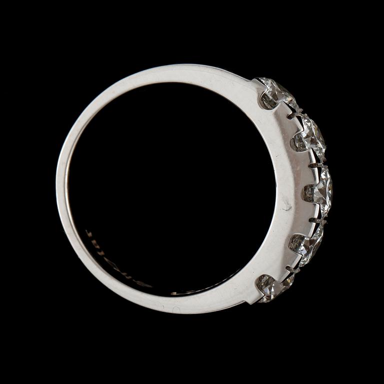 RING, 18k vitguld med 5 briljantslipade diamanter tot ca 2,00 ct. Vikt ca 7,4 gram.