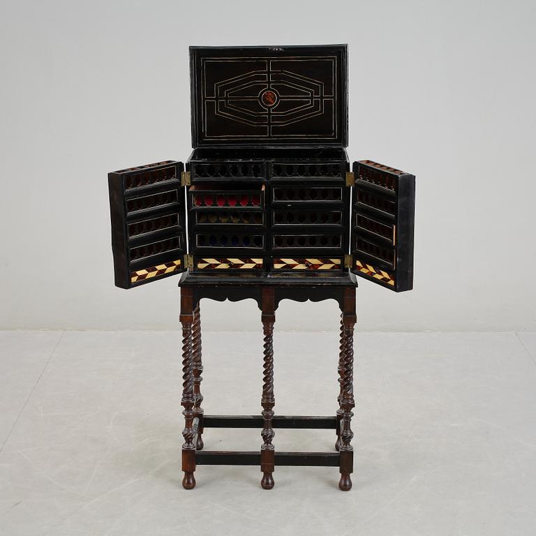 KABINETTSKÅP, barock, 1700-tal.