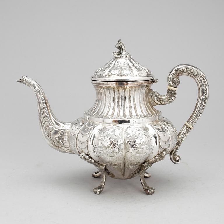 TEKANNA, silver, svenska importstämplar, rokokostil 1900-tal.. Vikt 916 gram.