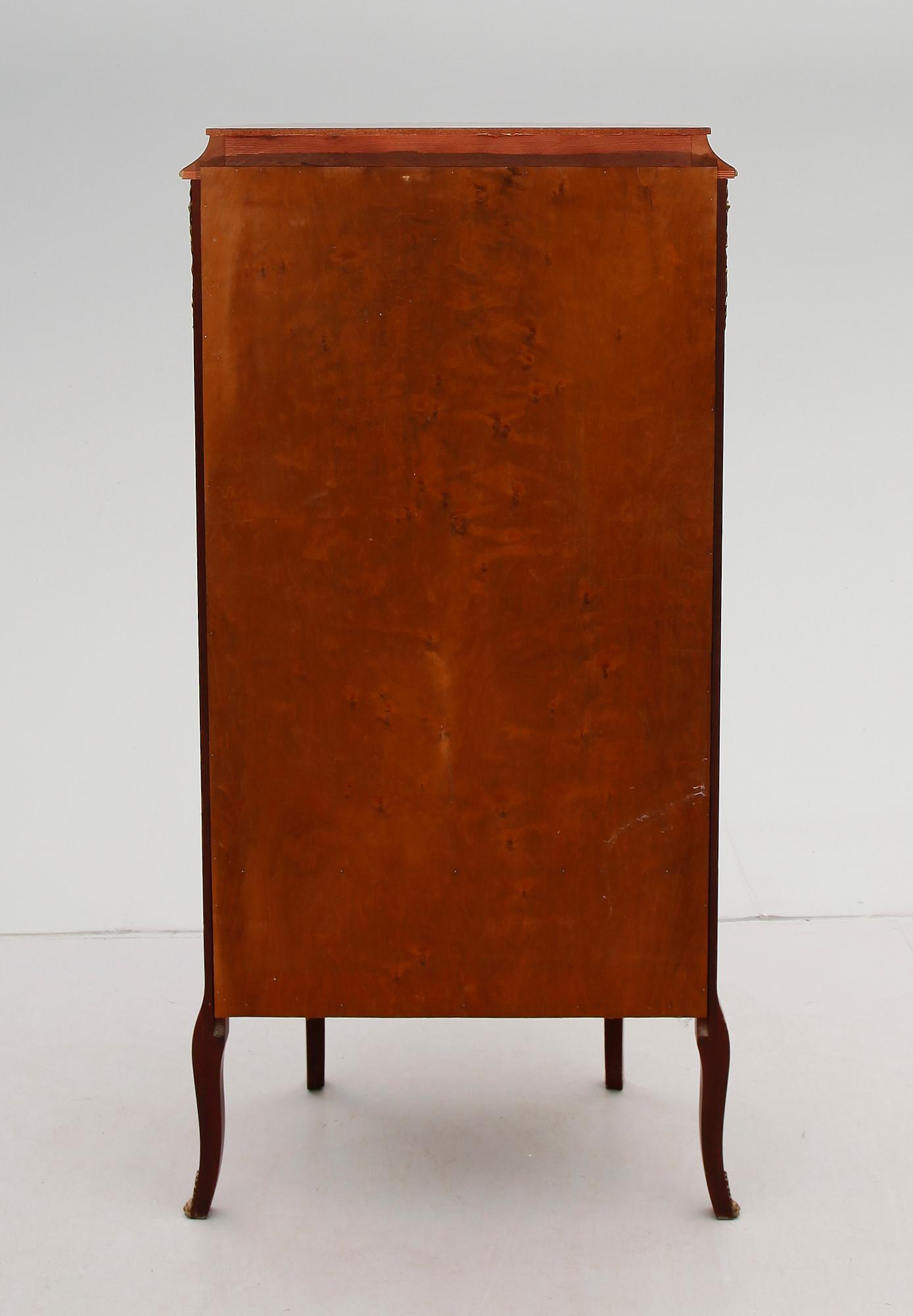 VITRINSKÅP, rokokostil, 1900-talets andra hälft.