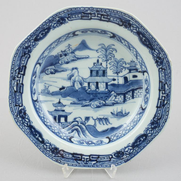 Five pieces of blue and white Chinese porcelain, Qing dynasty, 18th-19th century.