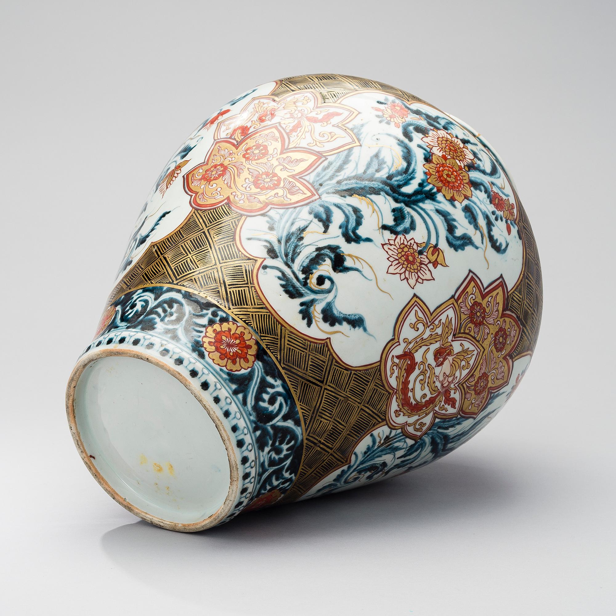 A JAPANESE IMARI URN, porcelain, 18th Century.