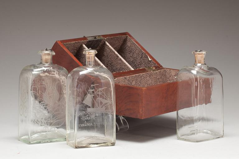 SCHATULL med FLASKOR, 1800-talets första hälft.