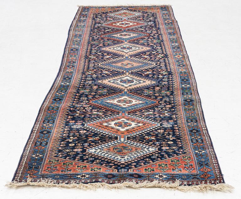 A Yallameh runner, c. 270 x 85 cm.