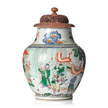 963. A famille verte decorated jar, early Kangxi, 17th century.