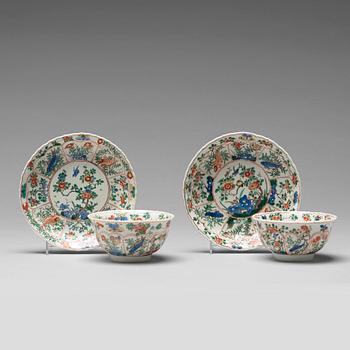 605. KOPPAR med FAT, ett par, porslin. Qing dynasty, Kangxi (1662-1722).