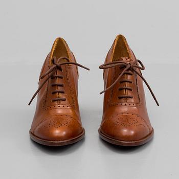 A pair of shoes by Ralph Lauren  in size 40,5.