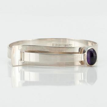 Elis Kauppi, A BRACELET, sterling silver, cabochon cut amethyst, Kupittaan Kulta 1959.