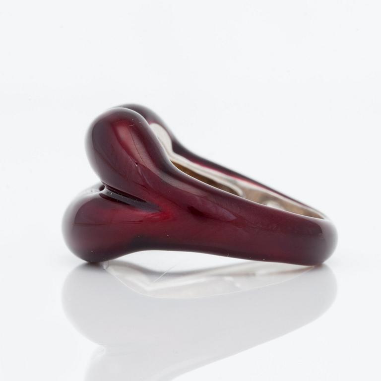 RING, Solange Azagury-Partridge, "Hotlips" i mörkröd (black cherry) lack.