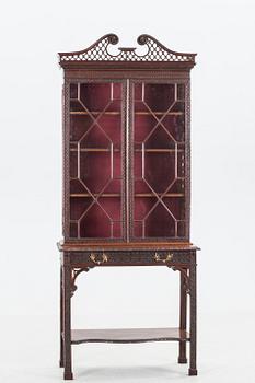 VITRINSKÅP, Chippendale-stil, 1900-tal.
