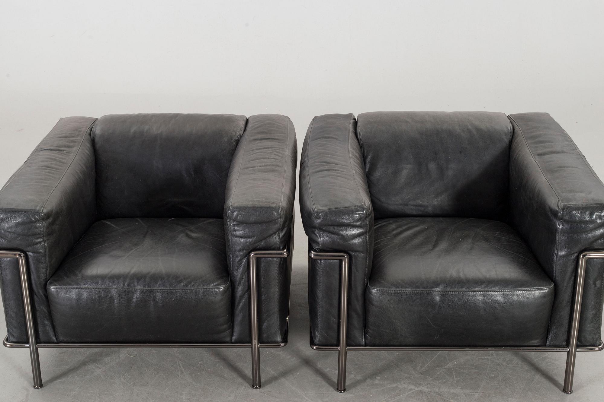 A PAIR OF NATUZZI LEATHER ARMCHAIRS, end of 20th century.
